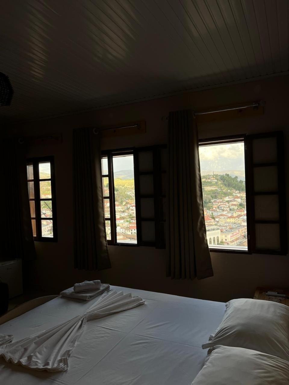 Guest House Lion Berat Esterno foto