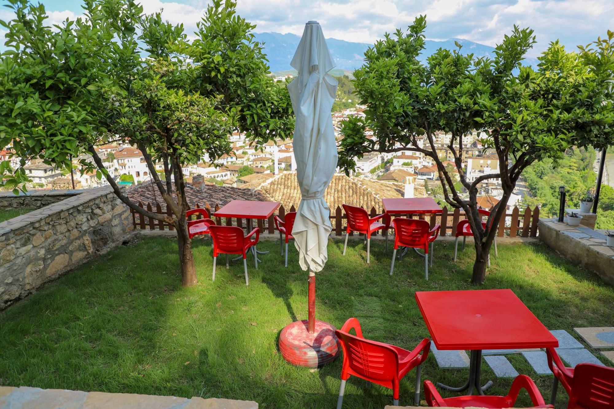 Guest House Lion Berat Esterno foto